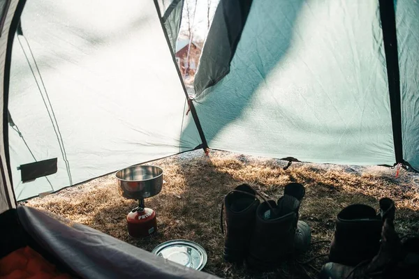 帐篷里有两双靴子和一个燃气燃烧器 — 图库照片