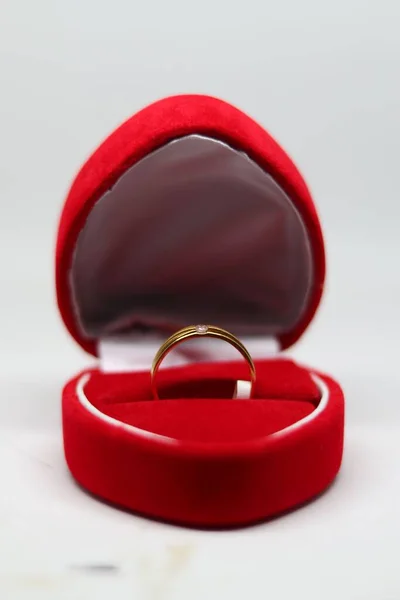 Ένα Δαχτυλίδι Αρραβώνων Ένα Κόκκινο Κουτί Σχήμα Καρδιάς — Φωτογραφία Αρχείου