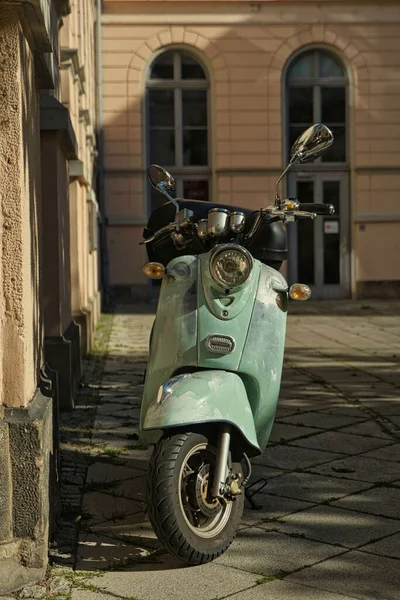Vespa Scooter Verde Parcheggiato Una Città Tedesco — Foto Stock