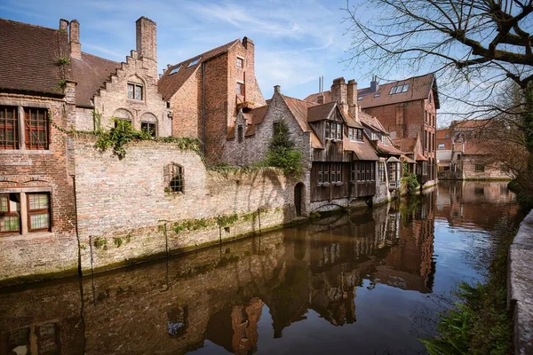 Die Traditionellen Mittelalterlichen Häuser Einem Kanal Der Altstadt Von Brügge — Stockfoto