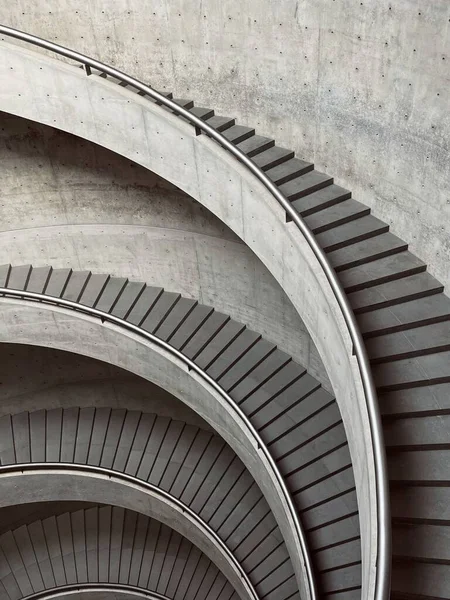 Вертикальний Знімок Спіральних Сходів Будівлі — стокове фото