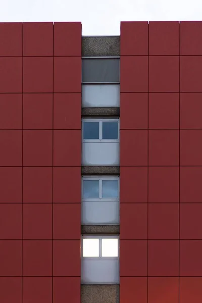 Eine Vertikale Ansicht Eines Rot Gefärbten Wohnhauses — Stockfoto