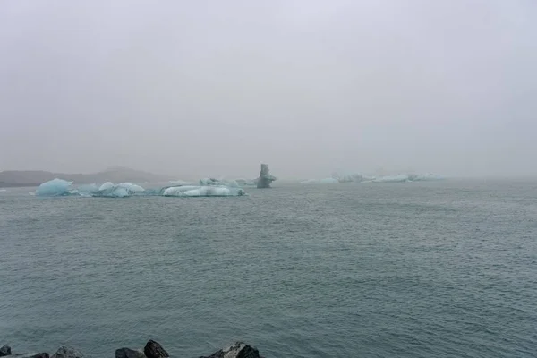 霧の日に浮かぶ氷の海の景色 — ストック写真