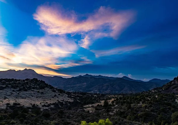 日の出の間の山の風景の美しいショット — ストック写真