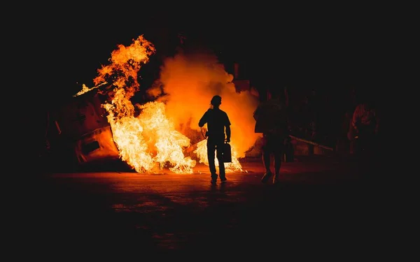 Eine Silhouette Von Menschen Die Vor Dem Feuer Stehen — Stockfoto