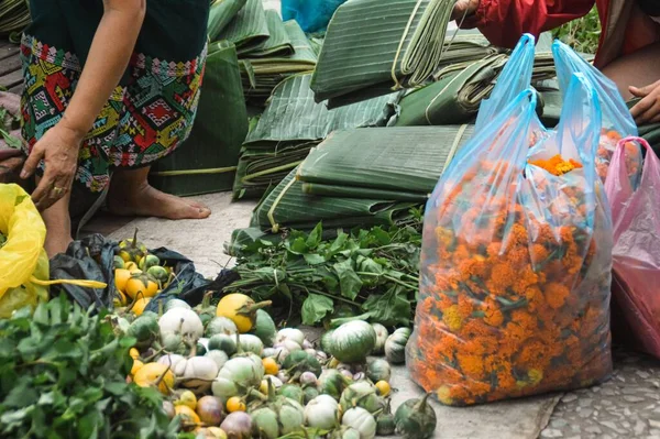 Vendedor Que Vende Legumes Mercado Local Mostrando Vida Autêntica Simples — Fotografia de Stock