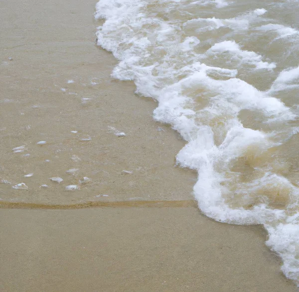 Una Imagen Olas Blancas Burbujeantes Movimiento Playa —  Fotos de Stock
