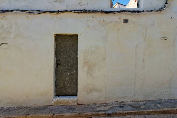 扉の狭い白い建物 — ストック写真