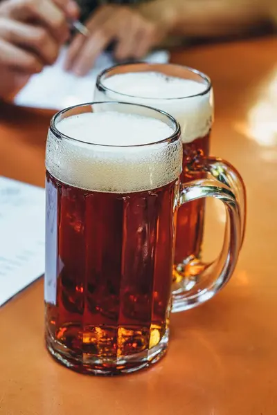 Una Toma Vertical Dos Tazas Cerveza — Foto de Stock