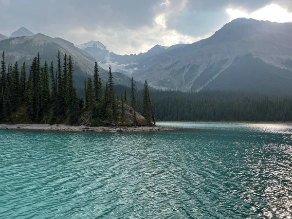 Lago Maligno Con Montañas Rocosas Cielo Azul Fondo Canadá — Foto de Stock
