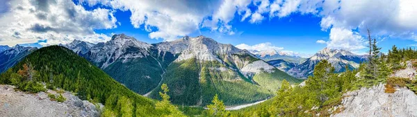 Une Vue Panoramique Couper Souffle Sur Une Chaîne Montagnes Enneigée — Photo