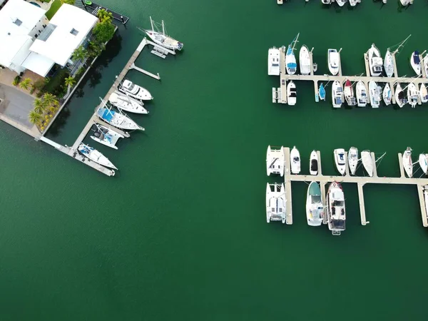 Tiro Ângulo Alto Muitos Barcos Brancos Estacionados Seus Lugares Lado — Fotografia de Stock