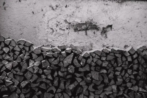 Ένα Γκρι Πλάνο Μιας Στοίβας Καυσόξυλων Κάτω Από Έναν Τοίχο — Φωτογραφία Αρχείου