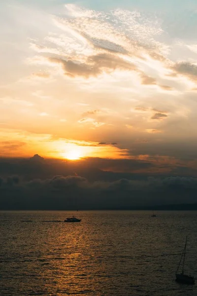 Uma Vista Panorâmica Vertical Barcos Mar Tranquilo Durante Pôr Sol — Fotografia de Stock