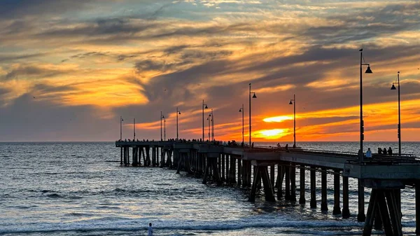 Farbenfroher Sonnenuntergang Erhellt Strand Pier Und Meer Los Angeles — Stockfoto