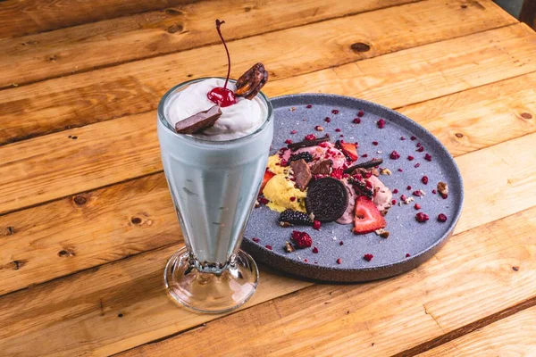 Närbild Läcker Fruktig Dessert Tallrik Bredvid Uppfriskande Milkshake Restaurang — Stockfoto