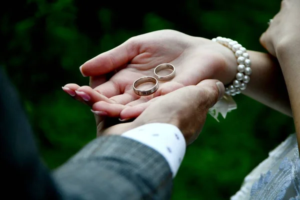 Detailní Záběr Nevěsty Ženicha Držícího Snubní Prsteny — Stock fotografie