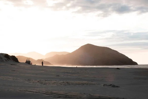 Піщаний Пляж Туманними Горами Силуетом Людини Задньому Плані — стокове фото