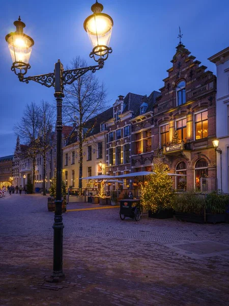 Вертикальный Снимок Отеля Huis Verfeld Голландском Городе Девентер Вечером — стоковое фото