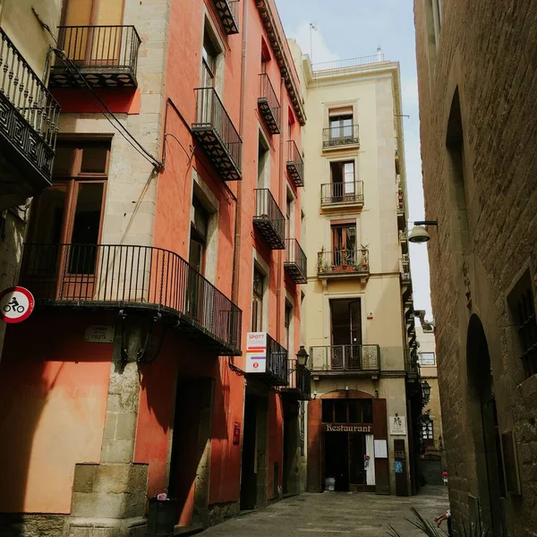 Niesamowity Widok Pustą Ulicę Kolorowymi Budynkami Barcelonie Dzień Hiszpania — Zdjęcie stockowe