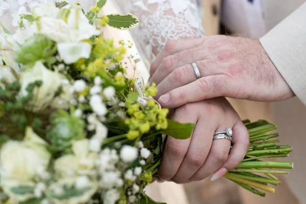 Een Close Van Bruidegom Bruid Handen Met Ringen Een Boeket — Stockfoto