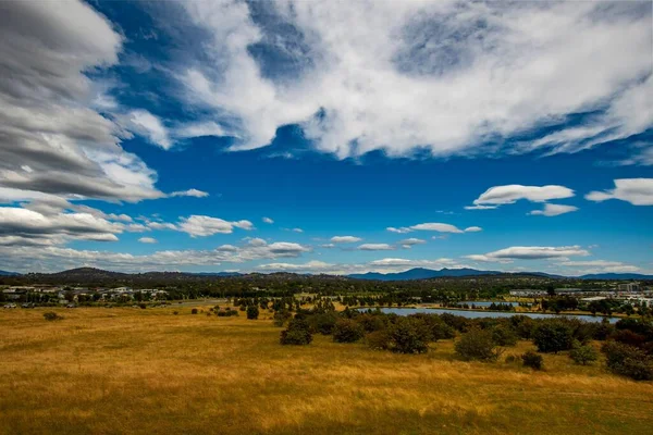 Una Vista Panoramica Campo Con Alberi Lago Blu Sfondo Cielo — Foto Stock