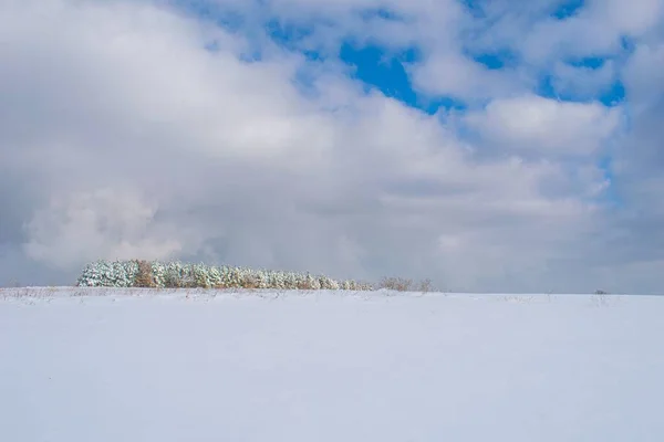 Контраст Облаков Снега Фотография Излучает Мир — стоковое фото