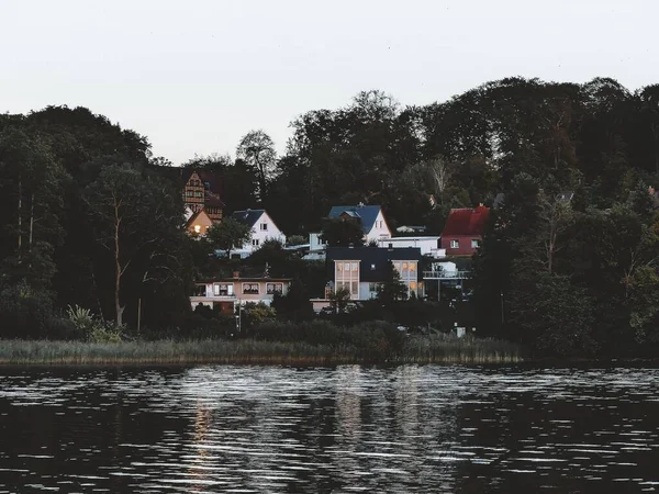 川岸の村にある現代的な居心地の良い家 — ストック写真