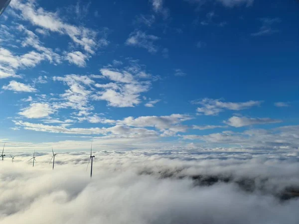 Luftaufnahme Einer Windkraftanlage Über Den Wolken Unter Blauem Himmel — Stockfoto