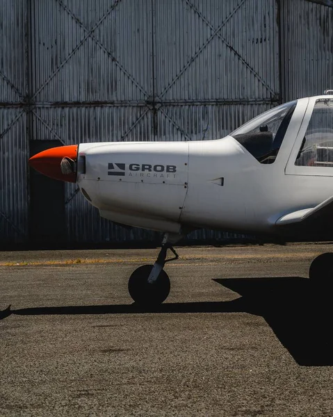 Retro Vliegtuig Rust Buurt Van Hanger Van Een Landelijke Luchthaven — Stockfoto