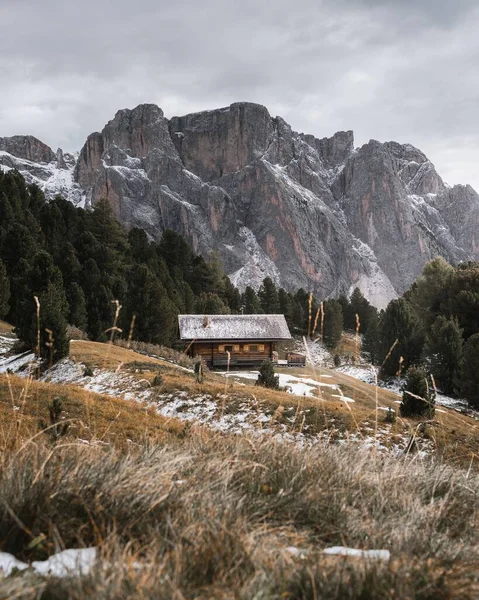 Svislý Záběr Srubu Horském Svahu Proti Skalnatým Dolomitským Alpám Tyrolsku — Stock fotografie