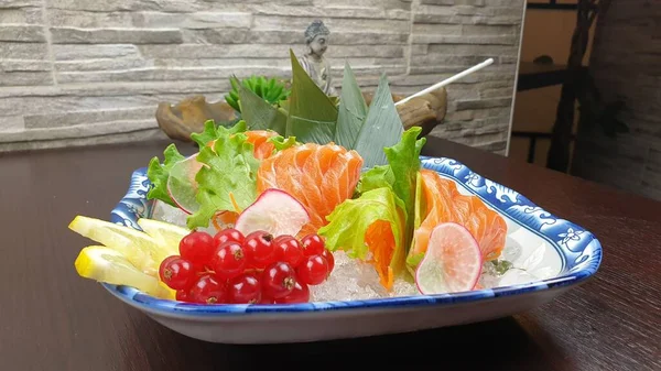 Primer Plano Plato Salmón Con Frutas Servidas Restaurante Japonés — Foto de Stock
