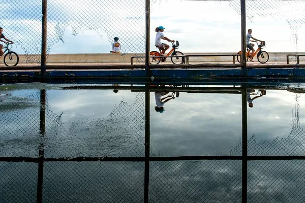 Radfahrer Rand Des Strandes Rio Vermelho Der Stadt Salvador Bahia — Stockfoto