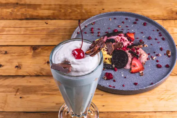 Closeup Delicious Fruity Dessert Plate Next Refreshing Milkshake Restaurant — Stock Photo, Image