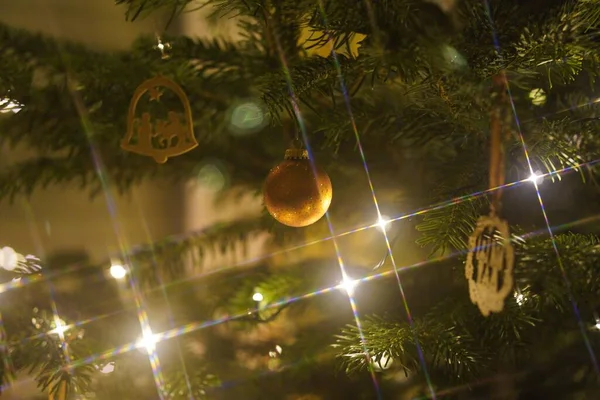 Primer Plano Adorno Navidad Con Luces Brillando Alrededor —  Fotos de Stock