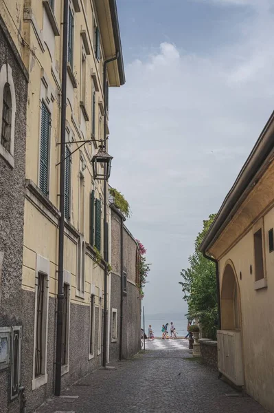 Tiro Vertical Uma Rua Que Conduz Lago Garda — Fotografia de Stock