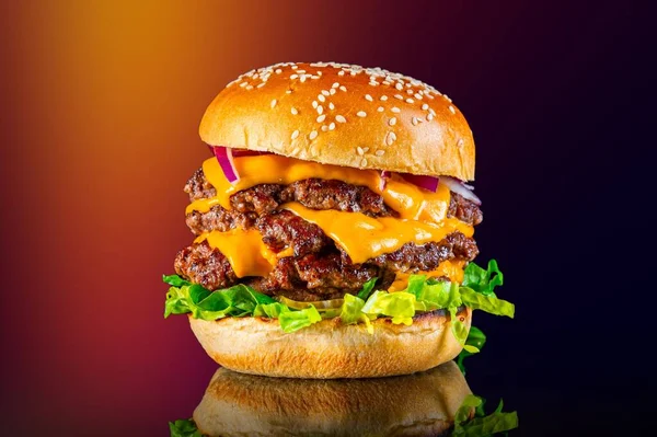 Вид Крупним Планом Смачну Вежу Cheeseburger Ізольовані Розмитому Тлі — стокове фото