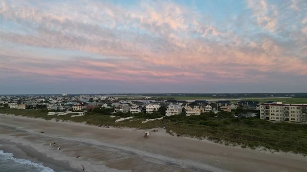 Een Antenne Uitzicht Zee Strand Onder Een Blauwe Lucht — Stockfoto