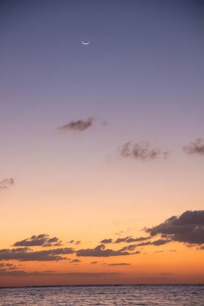 Vacker Utsikt Över Ett Hav Solnedgång Med Drömmande Moln Och — Stockfoto