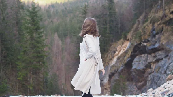 Genç Güzel Beyaz Önlüklü Beyaz Bir Kadın Ormanda Poz Veriyor — Stok fotoğraf