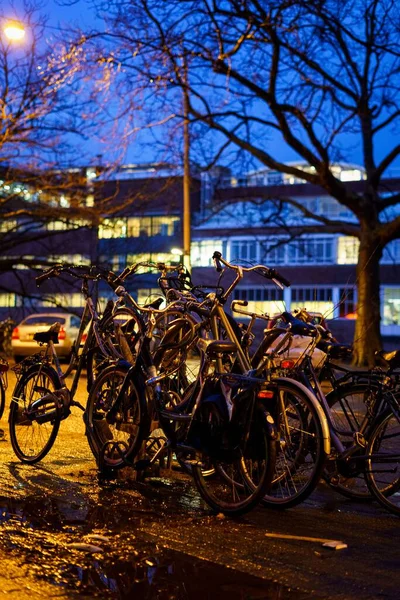 晚上在阿姆斯特丹运河边的一堆自行车 — 图库照片