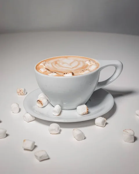 Gros Plan Vertical Savoureux Cappuccino Avec Des Guimauves Sur Une — Photo