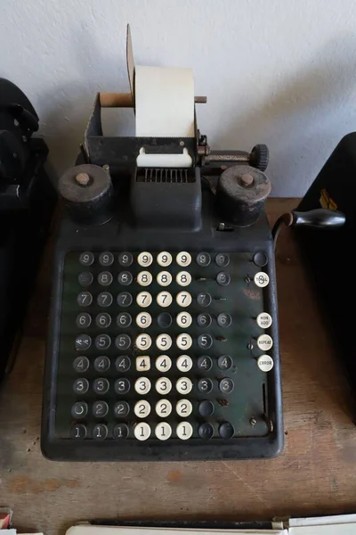 Een Verticaal Shot Van Een Vintage Typemachine — Stockfoto