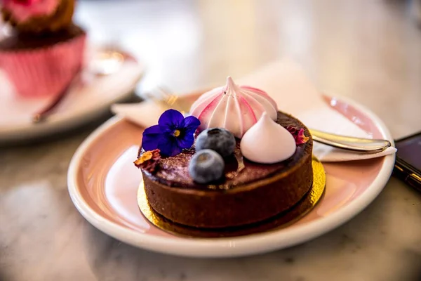 블루베리 로장식된 맛있는 케이크의 꽃봉오리 — 스톡 사진