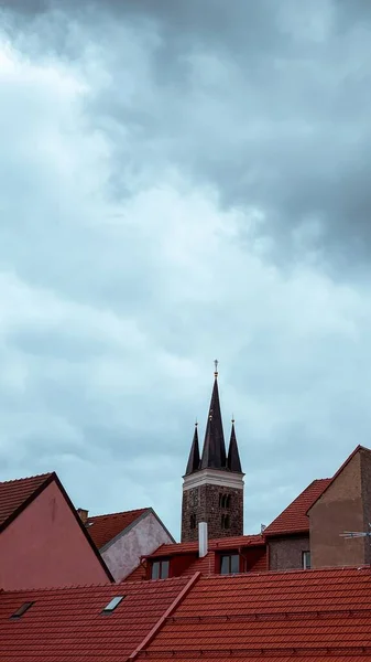 Bulutlu Gökyüzünün Altında Eski Bir Kule Çatıların Güzel Manzarası — Stok fotoğraf