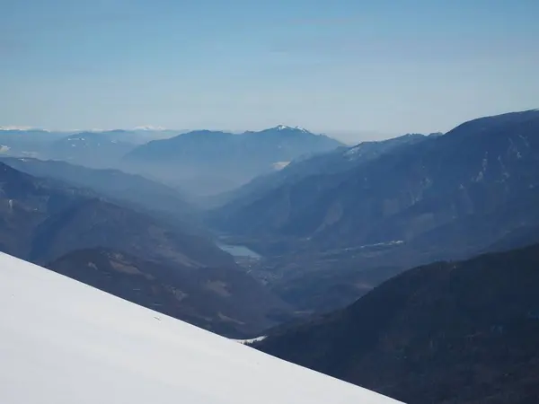 Вид Туманну Долину Гір Перед Блакитним Небом Зимовий День — стокове фото