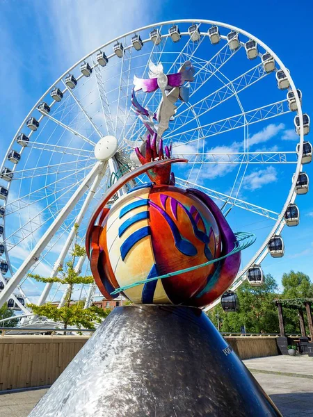 Vertical Shot Colorful Statue Ferris Wheel Albert Docks Attraction Liverpool — Stock Photo, Image