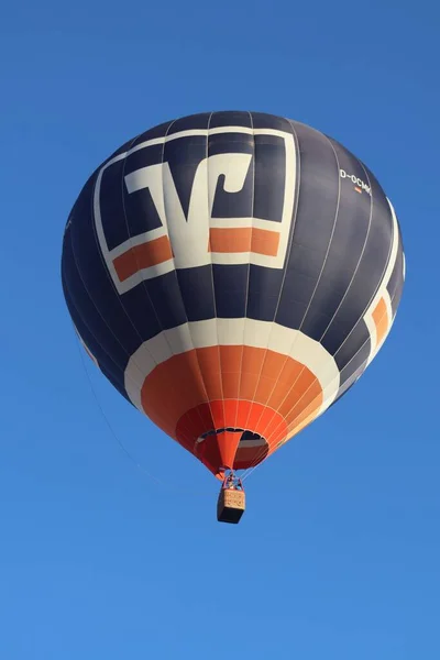 来自德国哈夫上空飞行的人民银行Raiffeisenbank的热气球 — 图库照片