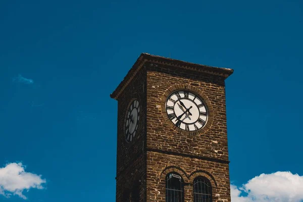 Une Vue Extérieure Une Tour Horloge Contre Ciel Bleu — Photo