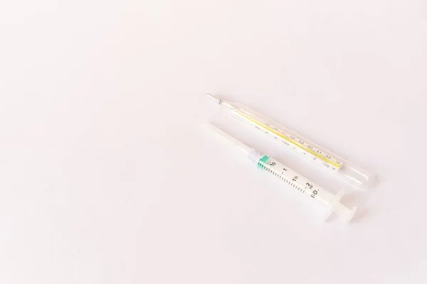 Olika Medicinsk Utrustning Termometer Ampuller Pipett Läkemedel Tabletter Kapslar Spray — Stockfoto